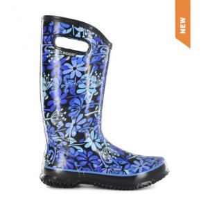 A happy surprise for the Pacific NW Fall weather - Bogs rainboots have no heel and give plenty of room for the front of the foot. I got my pair at Clogs & More on Hawthorne. 